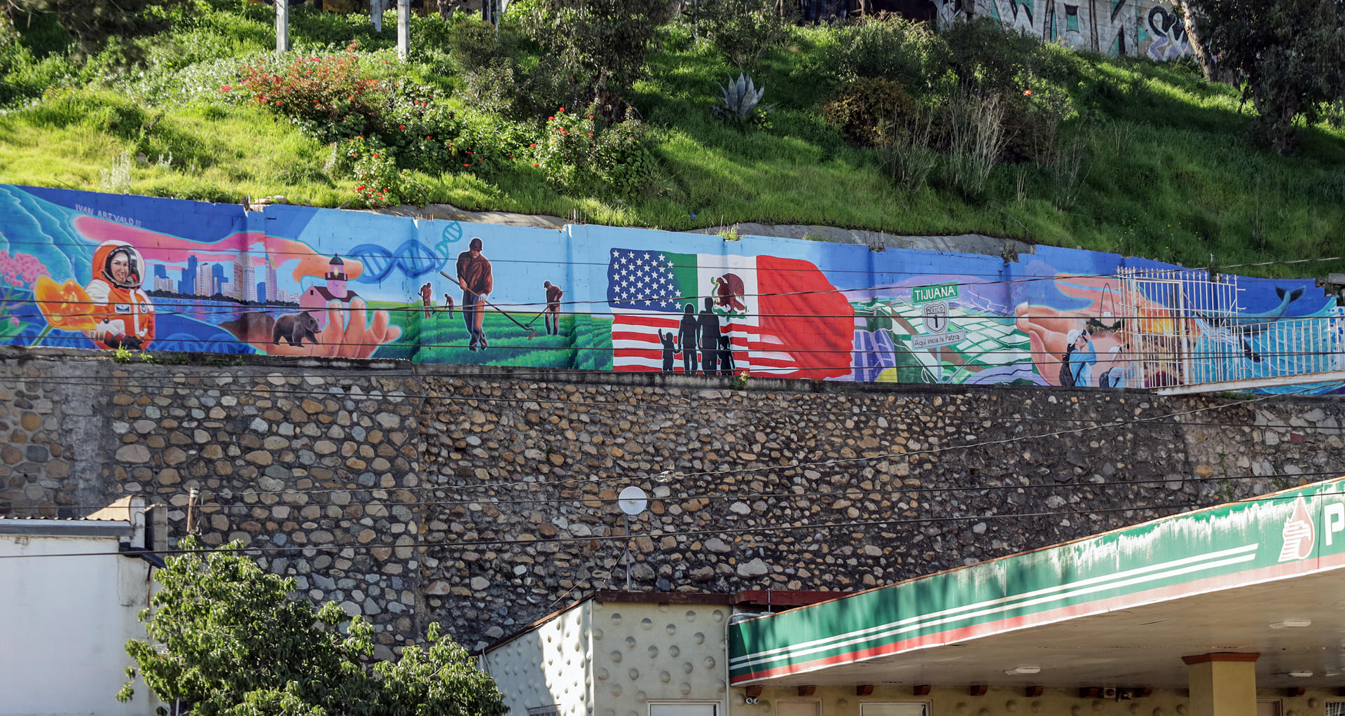 Mural en frontera celebra bicentenario de relaciones entre México y EE.UU.