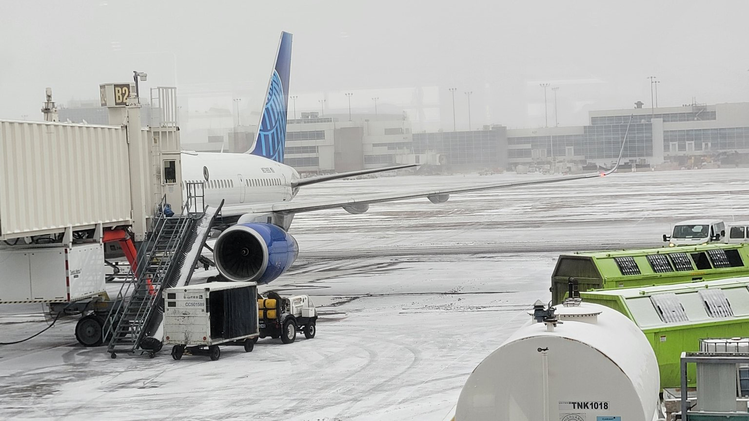 Miles de vuelos cancelados y retrasados en EE.UU. por una tormenta invernal Miles de vuelos cancelados y retrasados en EE.UU. por una tormenta invernal