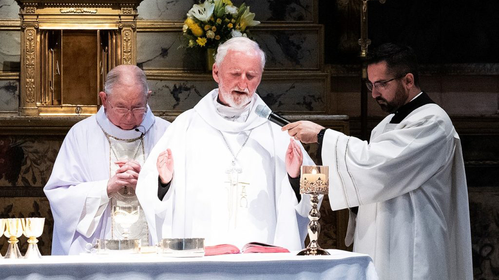 Policía de Los Ángeles investiga el motivo del asesinato de obispo católico