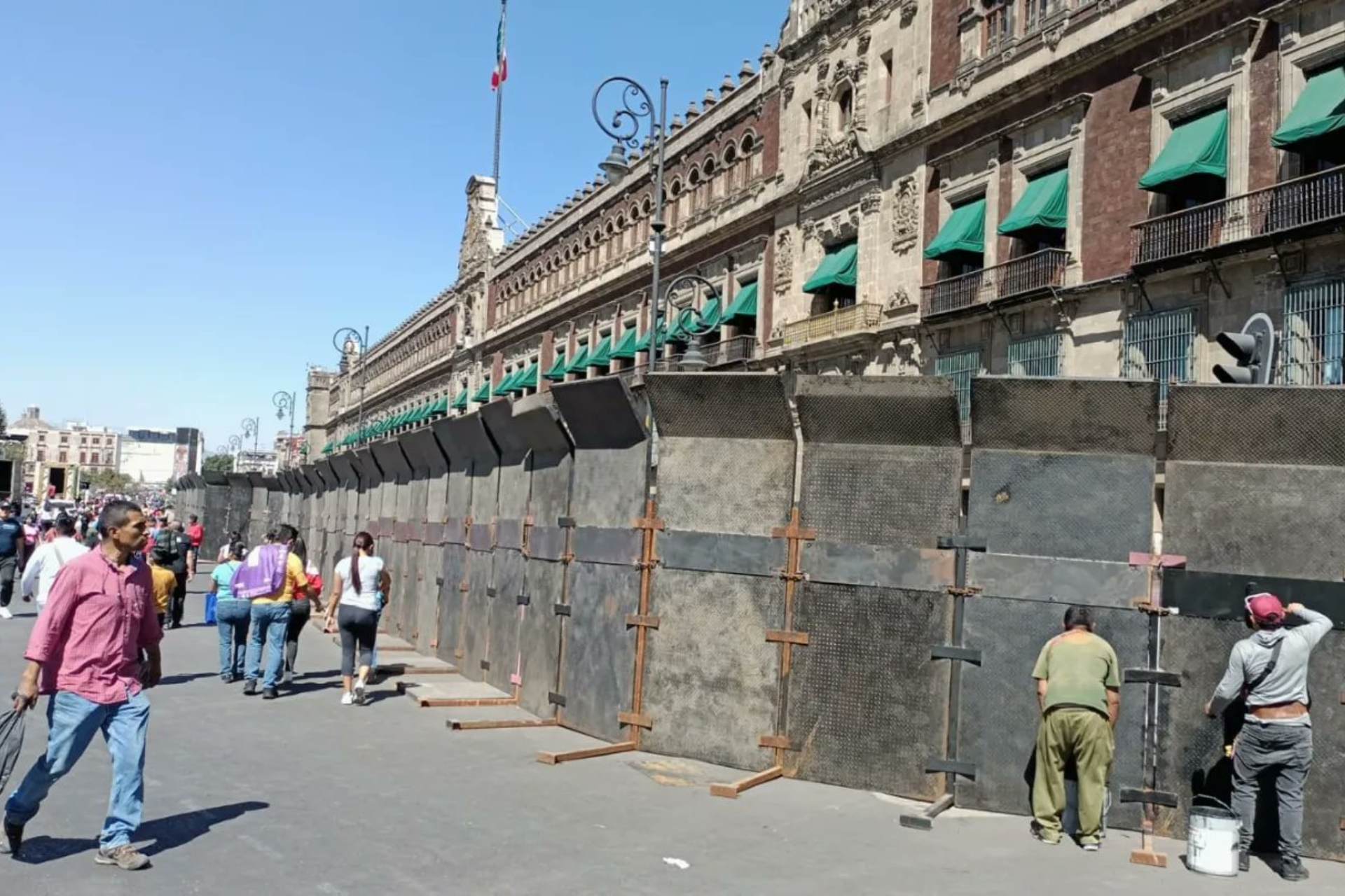 Blindan Palacio Nacional a horas de manifestación del 26 de febrero Blindan Palacio Nacional a horas de manifestación del 26 de febrero