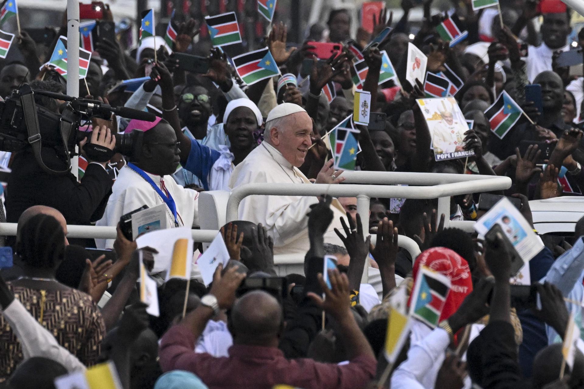 Papa Francisco pide que se depongan las armas del odio y la venganza