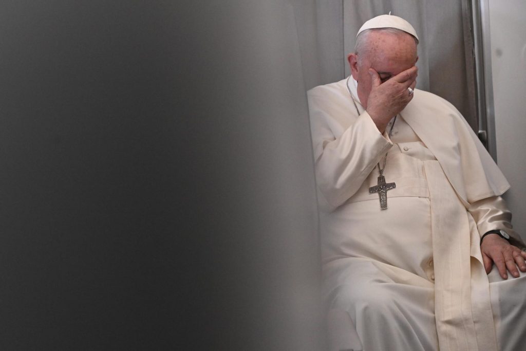 "Criminalización de homosexuales es una injusticia", acusa el papa Francisco - papa-francisco-en-vuelo-de-regreso-a-roma-1024x683