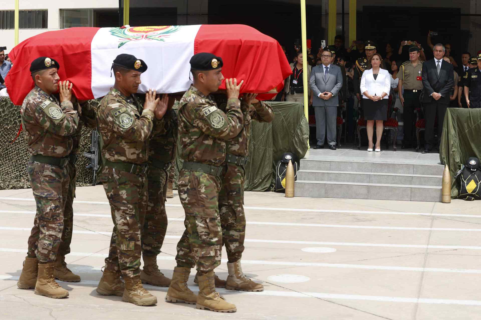 Perú rinde homenaje póstumo a los siete policías muertos en emboscada narcoterrorista