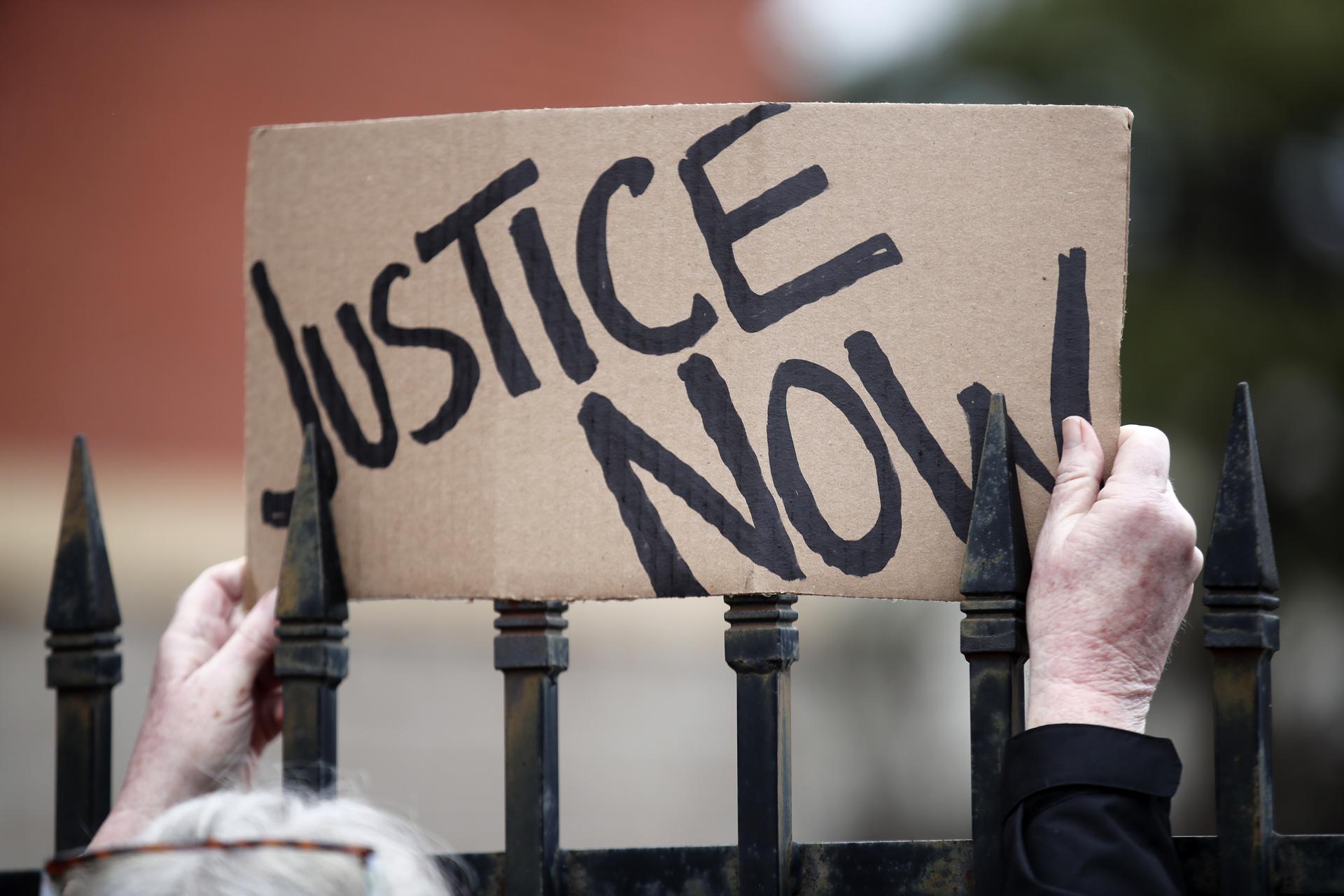 Investigan a policías que mataron en EE.UU. a fugitivo en silla de ruedas Investigan a policías que mataron en EE.UU. a fugitivo en silla de ruedas