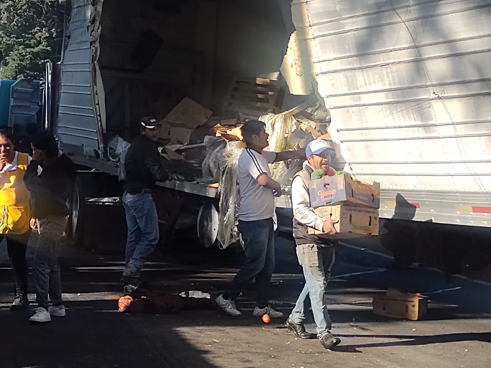 #Video Vuelca tractocamión en la México-Cuernavaca; vecinos rapiñan verdura #Video Vuelca tractocamión en la México-Cuernavaca; vecinos rapiñan verdura