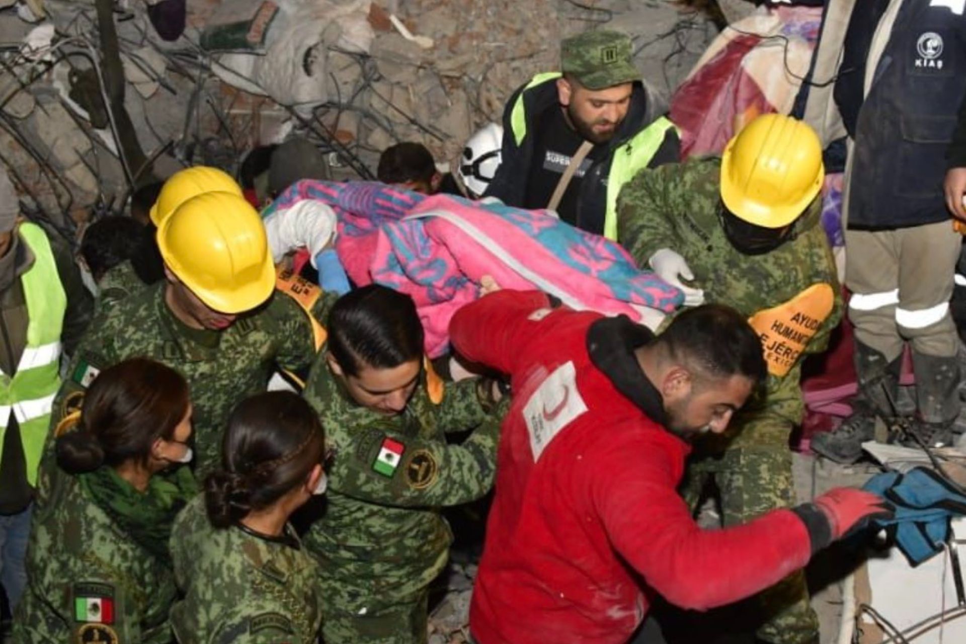 Mexicanos ya rescataron a tres personas con vida en Turquía tras sismos Mexicanos ya rescataron a tres personas con vida en Turquía tras sismos