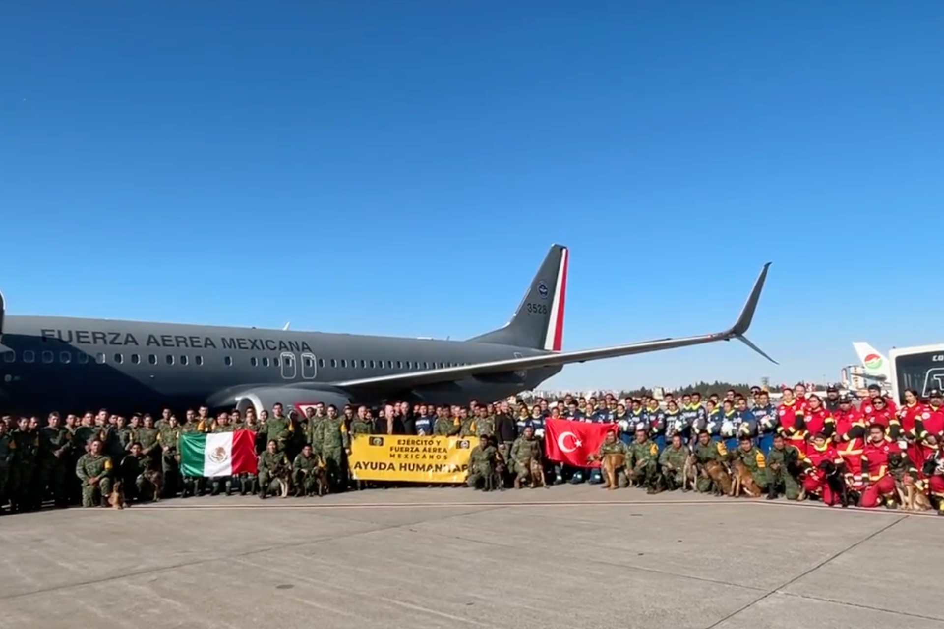 Llega a Turquía equipo de rescatistas mexicanos para ayudar en labores de rescate