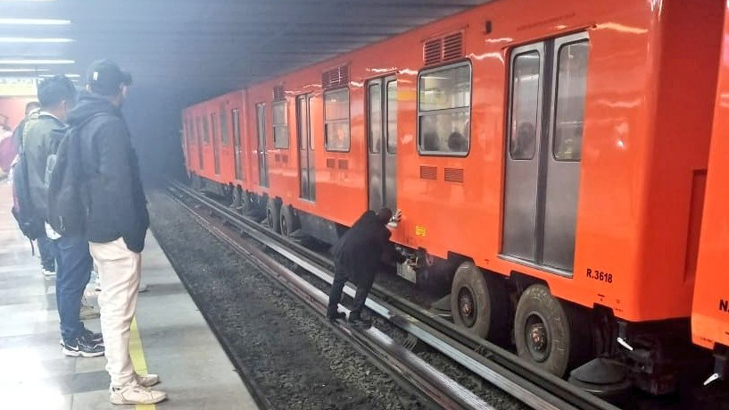 Retraso en Línea 9 del Metro por retiro de tren; usuarios reportaron humo y olor a quemado