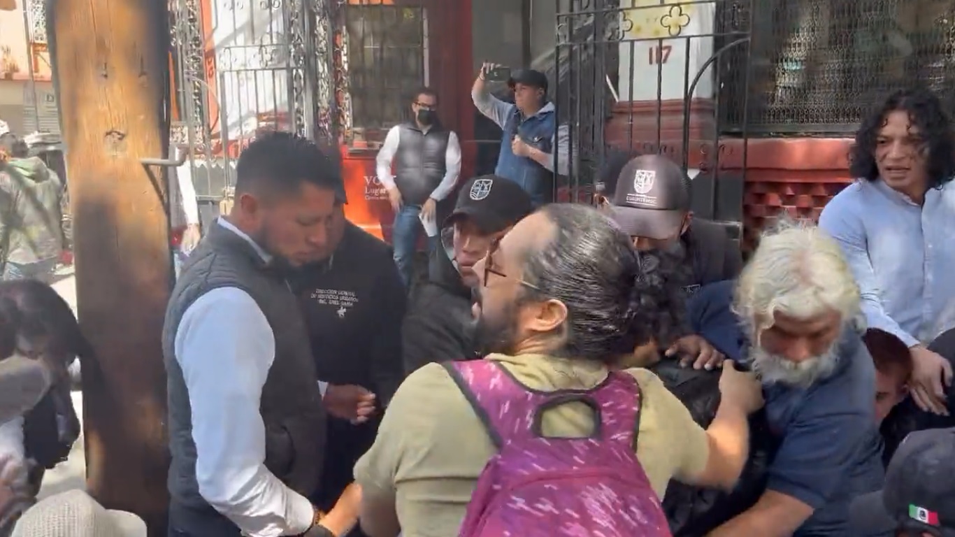 #Video Personal de la Cuauhtémoc se enfrenta a manifestantes por bailes en Kiosko Morisko