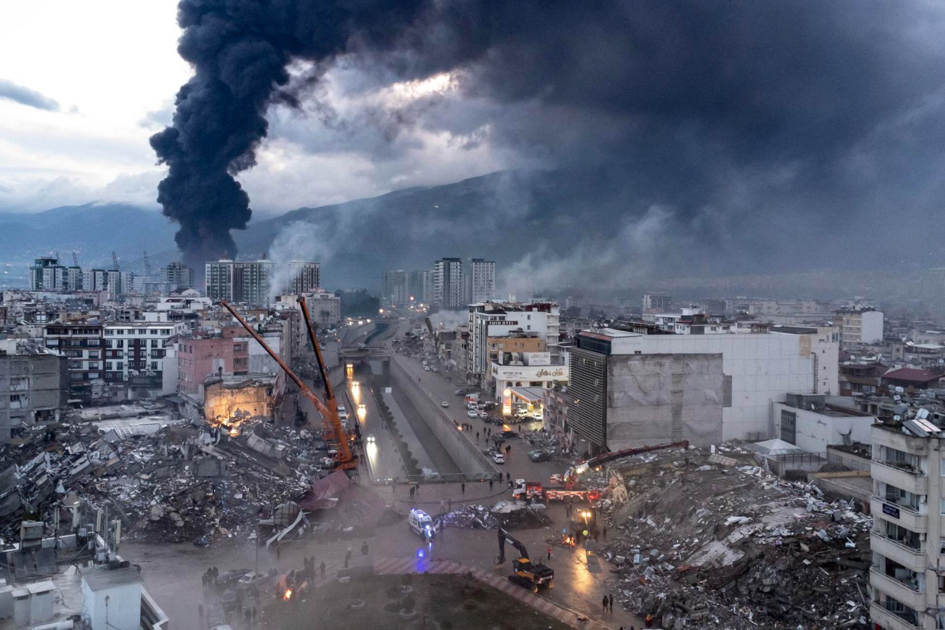 Suman más de 7 mil 200 muertos  y 31 mil heridos por los devastadores terremotos en Turquía y Siria