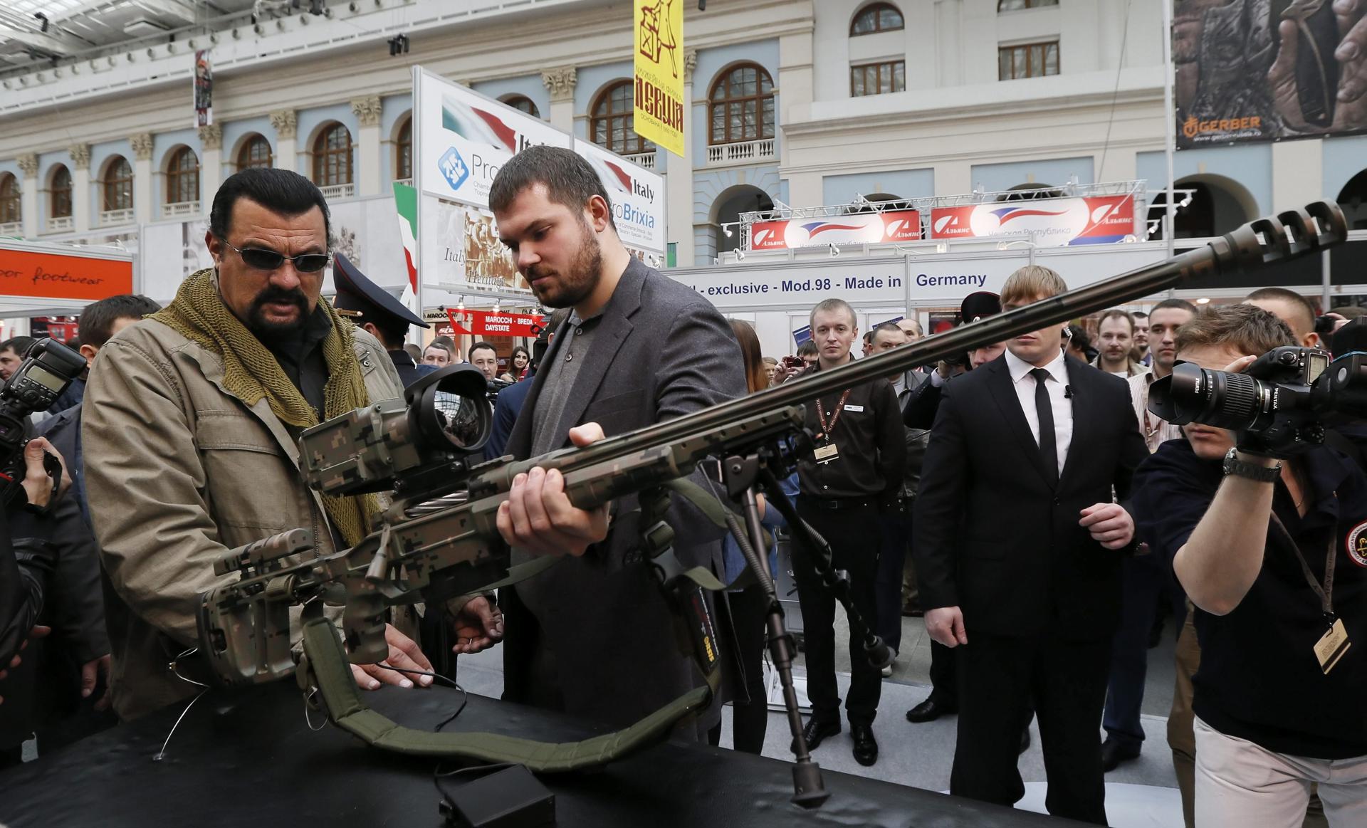 Putin concede Orden de la Amistad al actor Steven Seagal Putin concede Orden de la Amistad al actor Steven Seagal