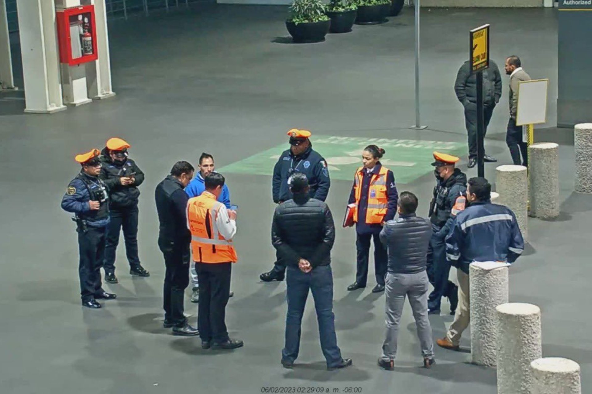 Dan de baja a taxista del AICM por robar a pasajero peruano Dan de baja a taxista del AICM por robar a pasajero peruano