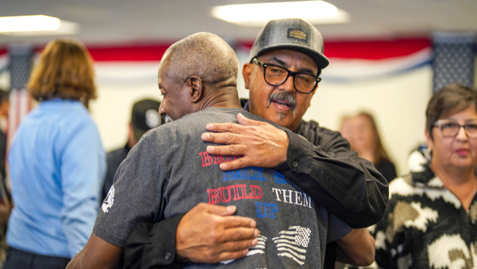 Veteranos mexicanos reciben la ciudadanía de Estados Unidos tras años deportados