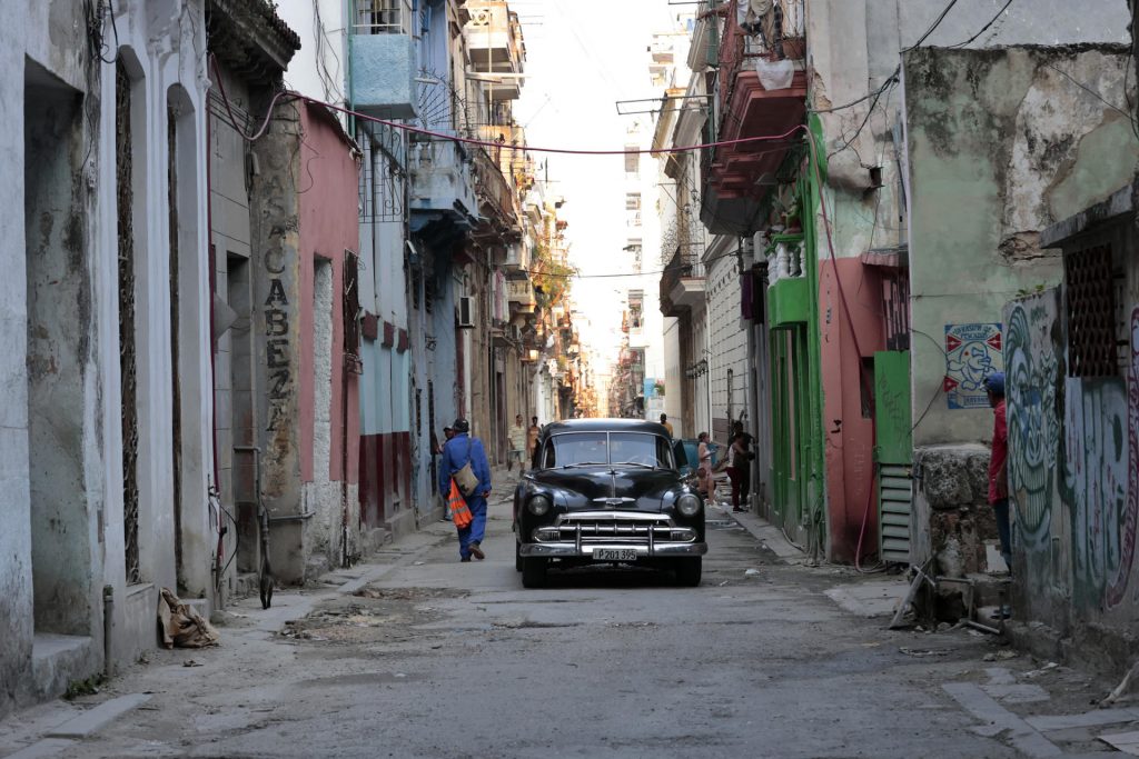 Bancos cubanos vuelven a aceptar depósitos de dólares estadounidenses - vida-diaria-en-cuba-1024x683