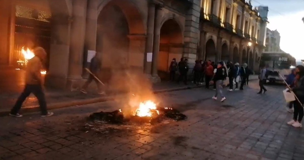#Video Normalistas queman puerta del Palacio de Gobierno de Oaxaca