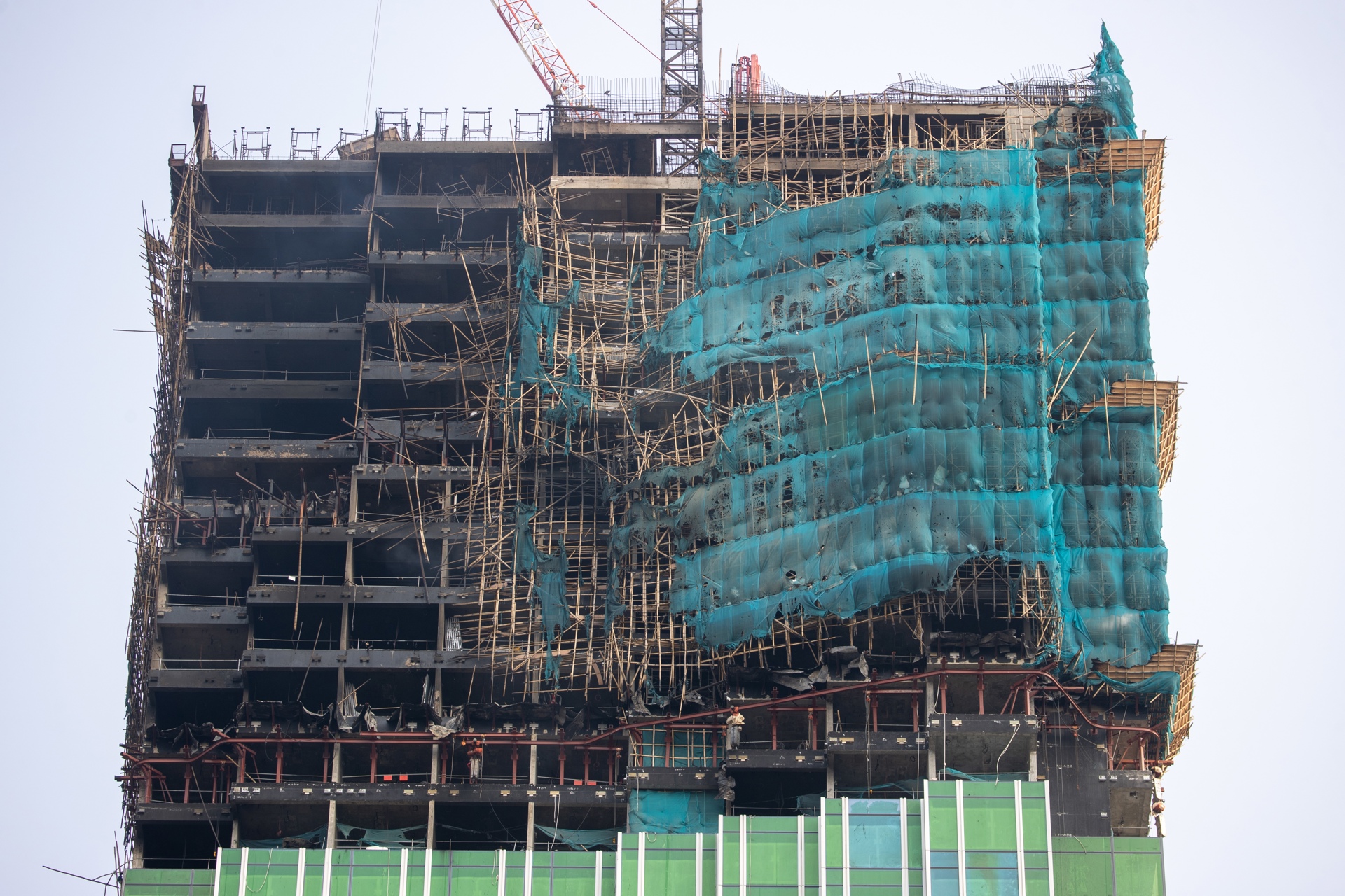 Al menos dos heridos tras el incendio de un rascacielos en obras en Hong Kong