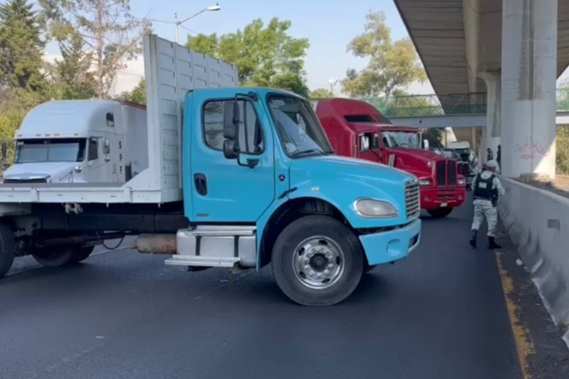 Bloquean transportistas principales accesos a CDMX Bloquean transportistas principales accesos a CDMX
