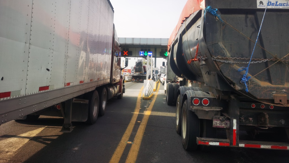 Manifestantes bloquean la México-Querétaro, caos vial en la zona Manifestantes bloquean la México-Querétaro, caos vial en la zona