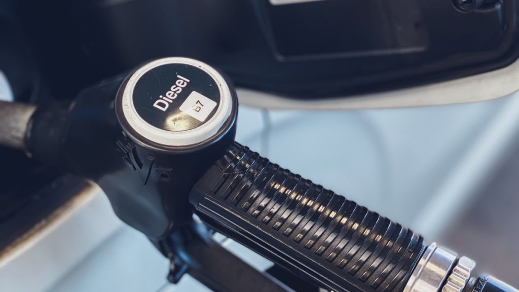 Acuerdan gobierno federal y gasolineros bajar el precio del diésel