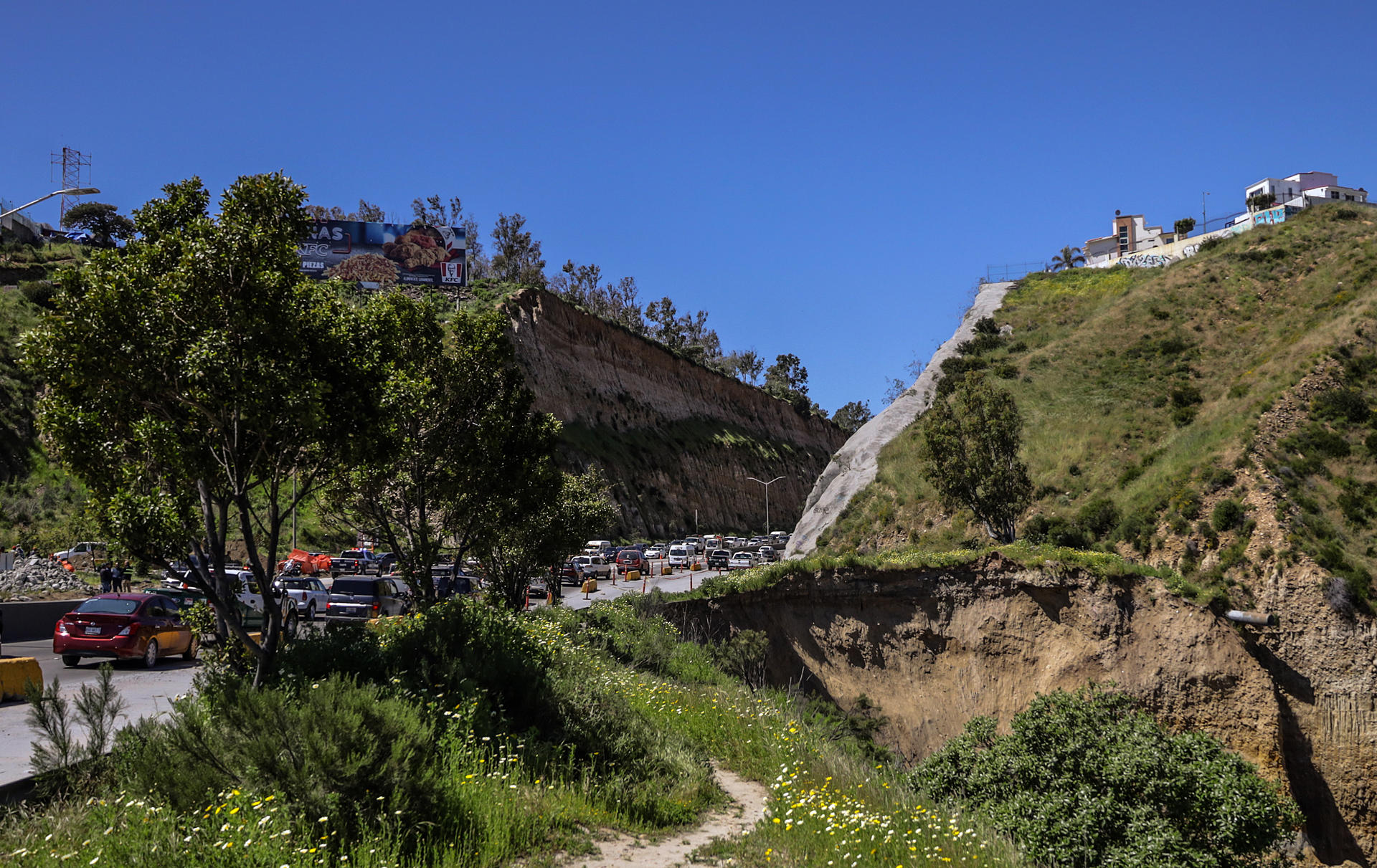 Socavón de 35 metros en costas de Tijuana genera caos en frontera México-EEUU