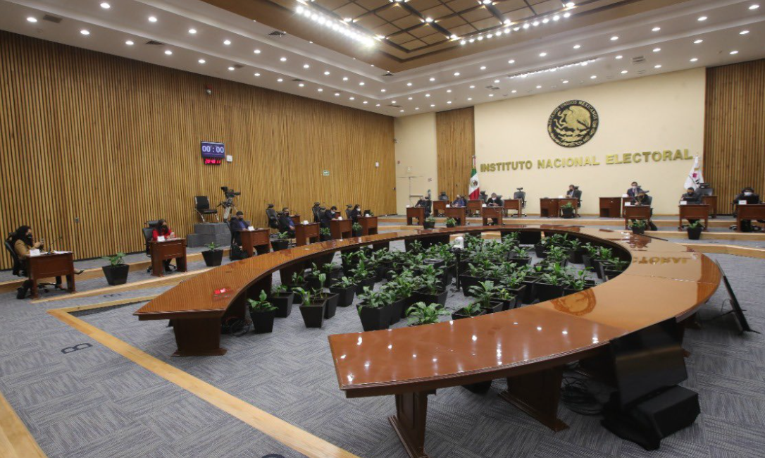 Mier pide certeza jurídica para que mujer encabece el INE