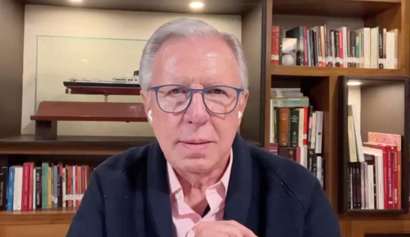 Ahora va contra la Corte