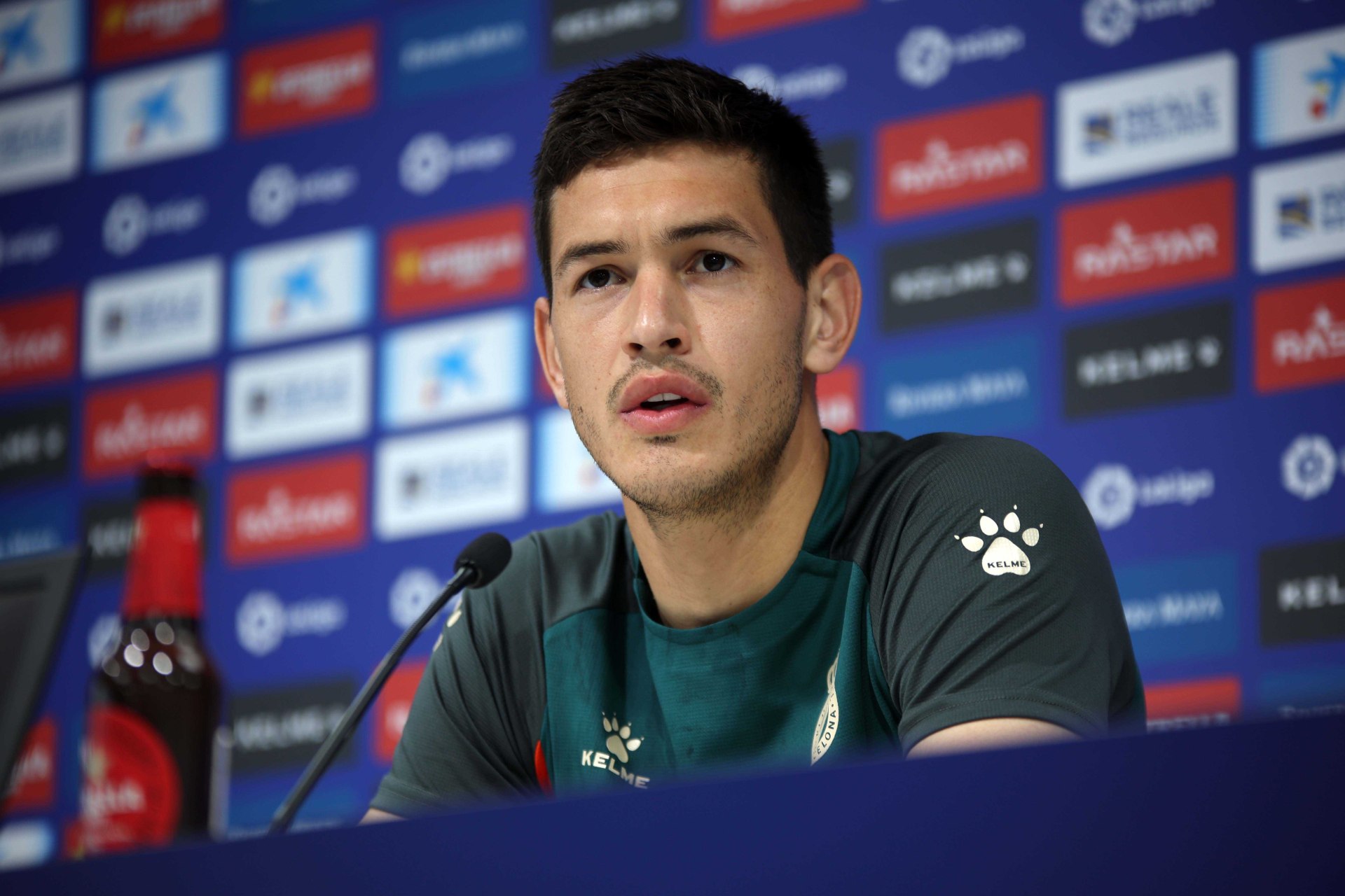 César Montes levanta mano ser uno líderes Espanyol