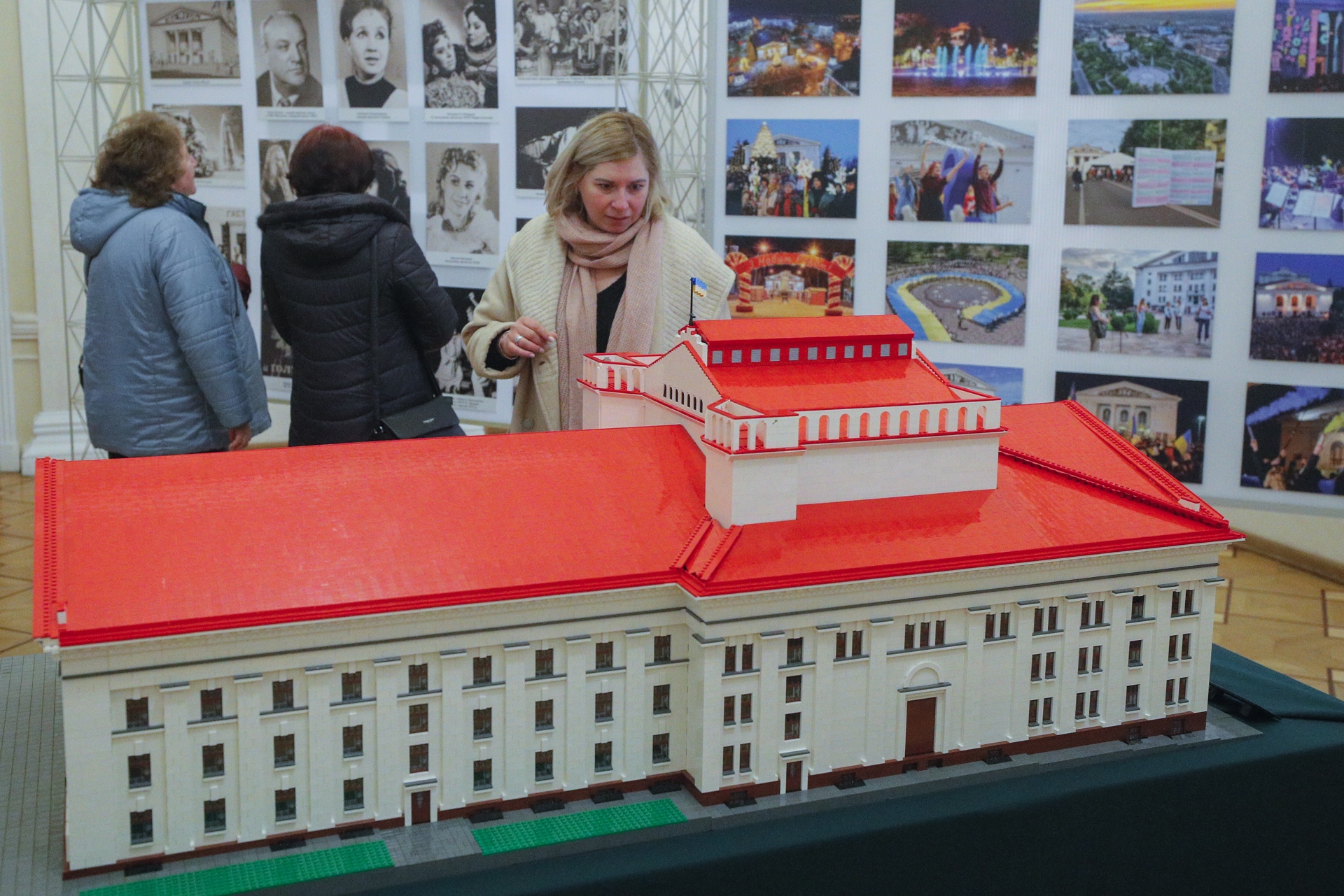 Desplazados de Mariúpol recuerdan el bombardeo de su teatro