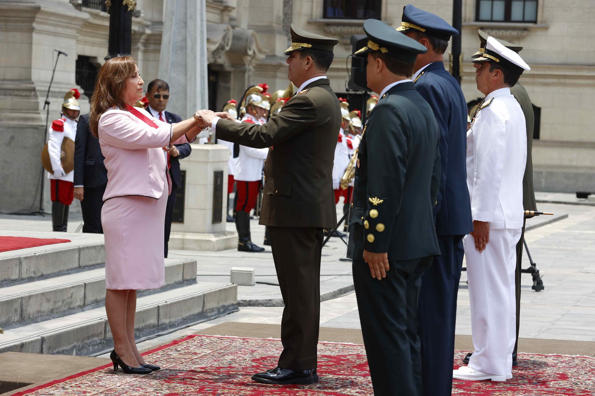Boluarte recibe bastón de mando de Fuerzas Armadas tres meses después de asumir cargo Boluarte recibe bastón de mando de Fuerzas Armadas tres meses después de asumir cargo