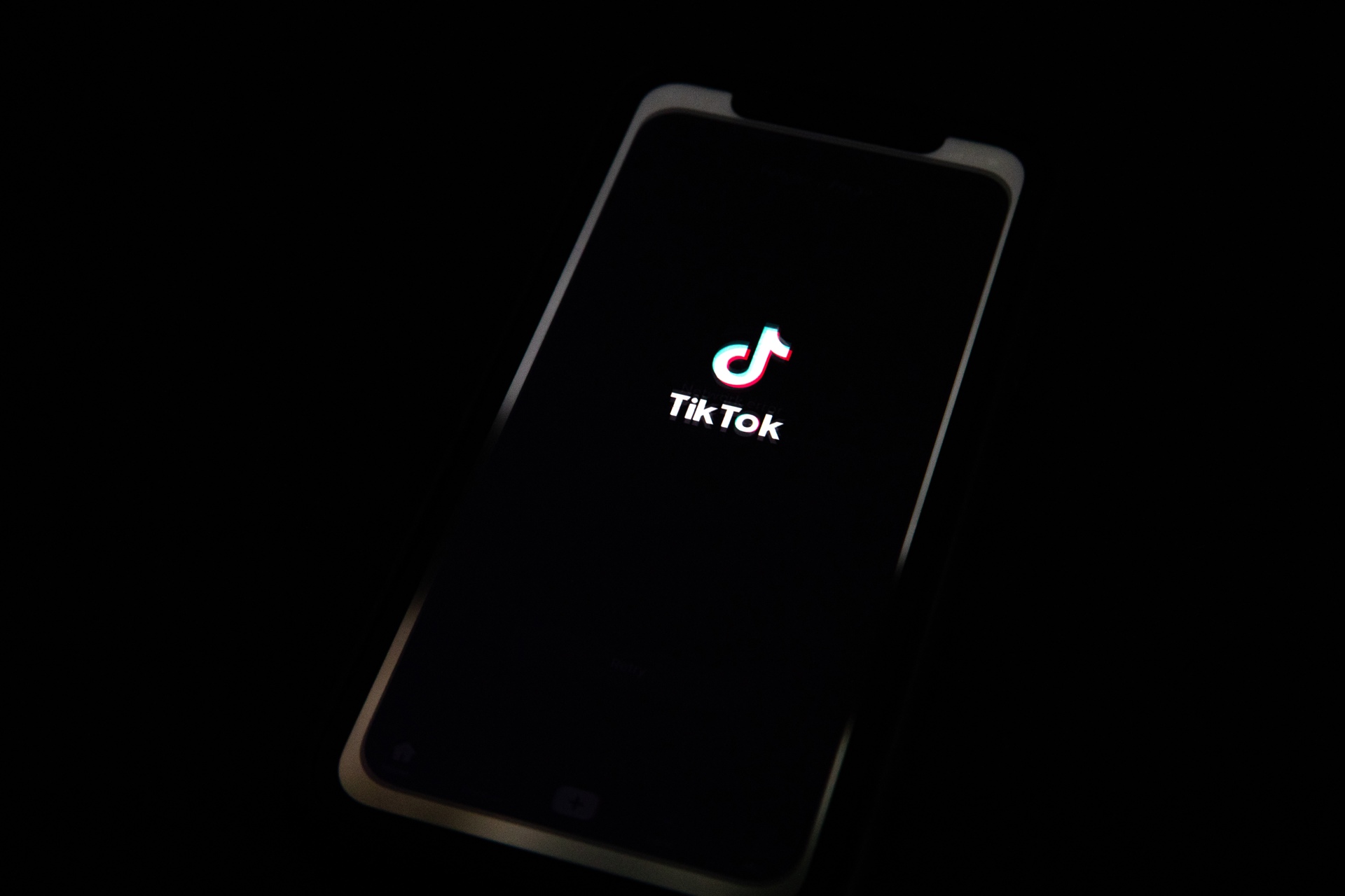 The US threatens to ban TikTok if its Chinese parent company does not sell shares: WSJ