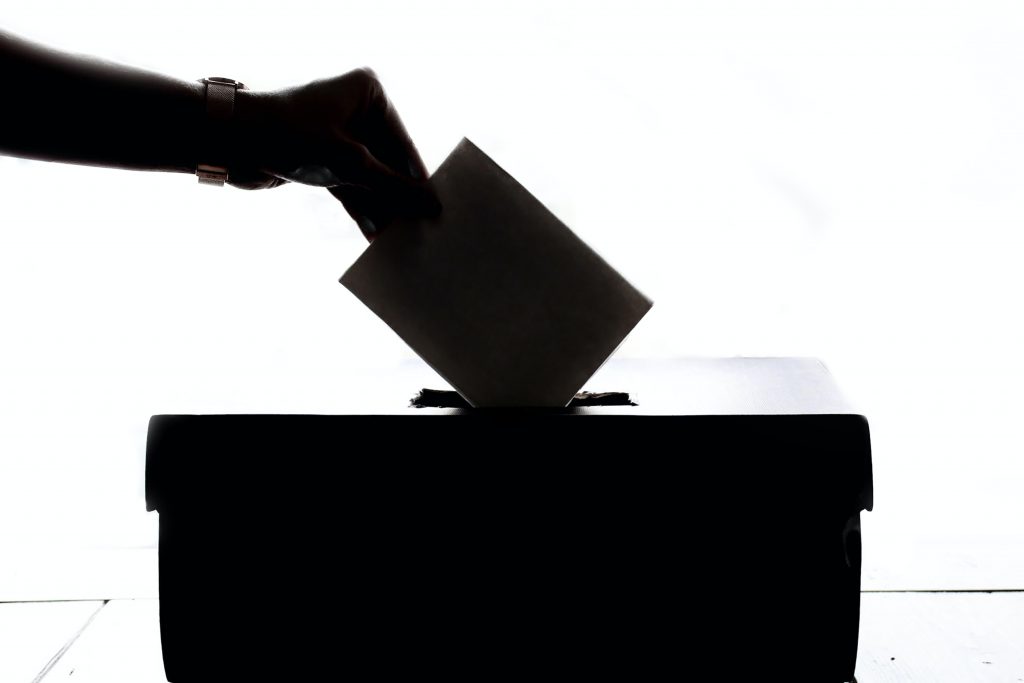La democracia ante su prueba decisiva: resistir ya no basta