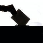 La democracia ante su prueba decisiva: resistir ya no basta