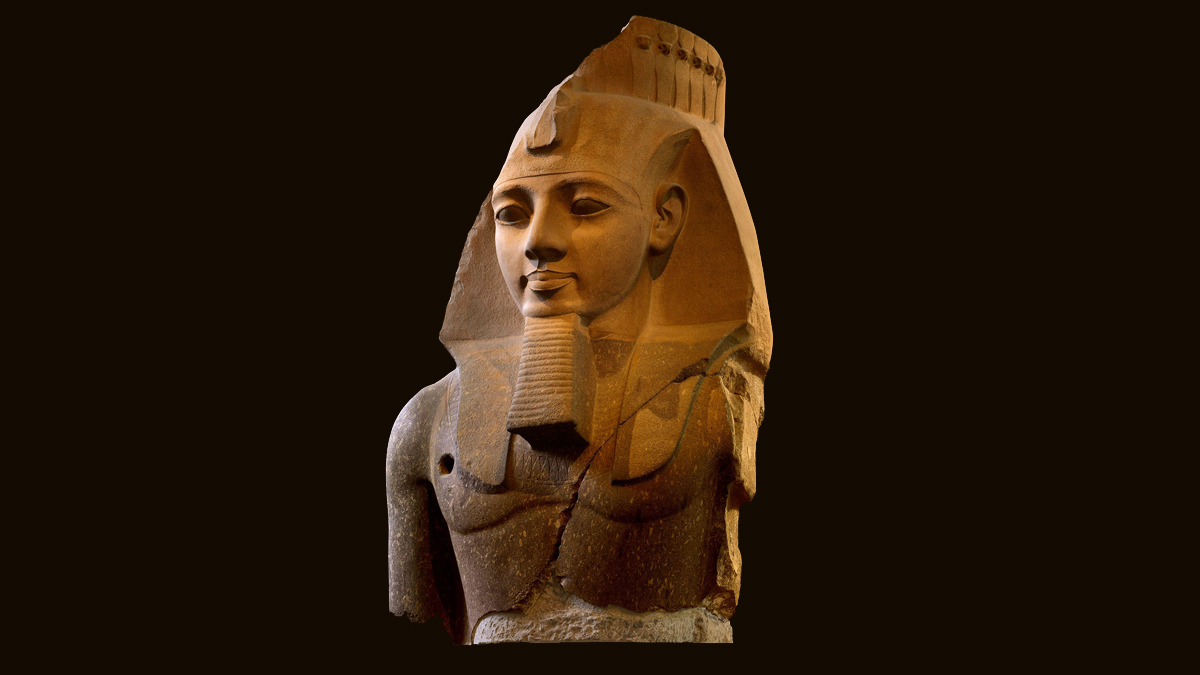 Hallan la base de la estatua de Ramsés II y una esfinge en El Cairo