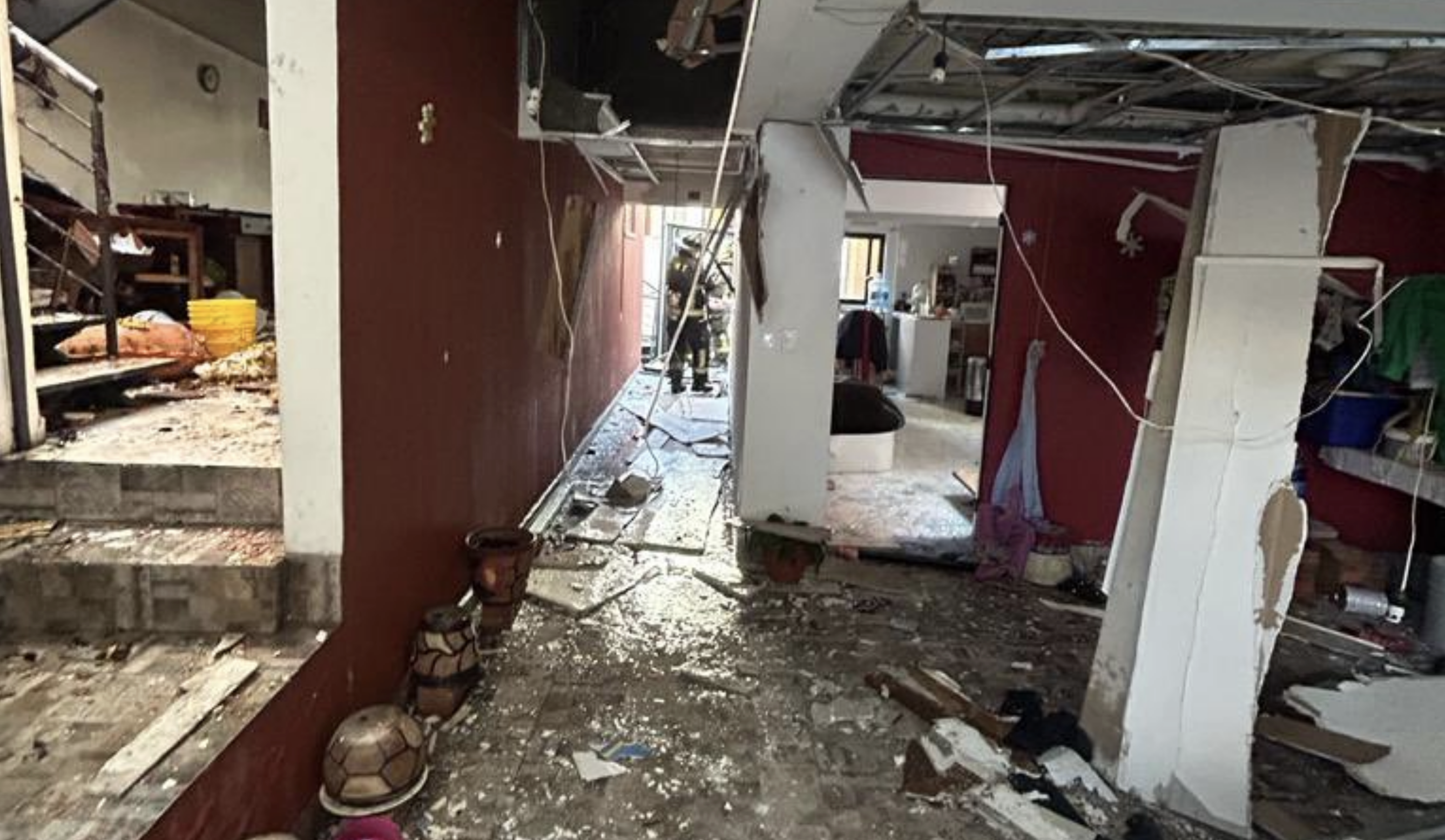 Explosión por acumulación de gas deja tres heridos en Álvaro Obregón