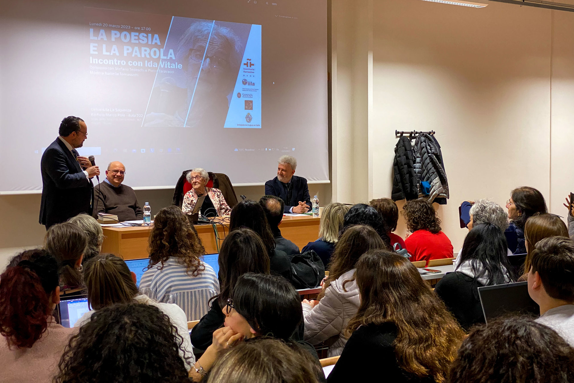 Ida Vitale, “revitalizada” en un acto con jóvenes en la Universidad de Roma