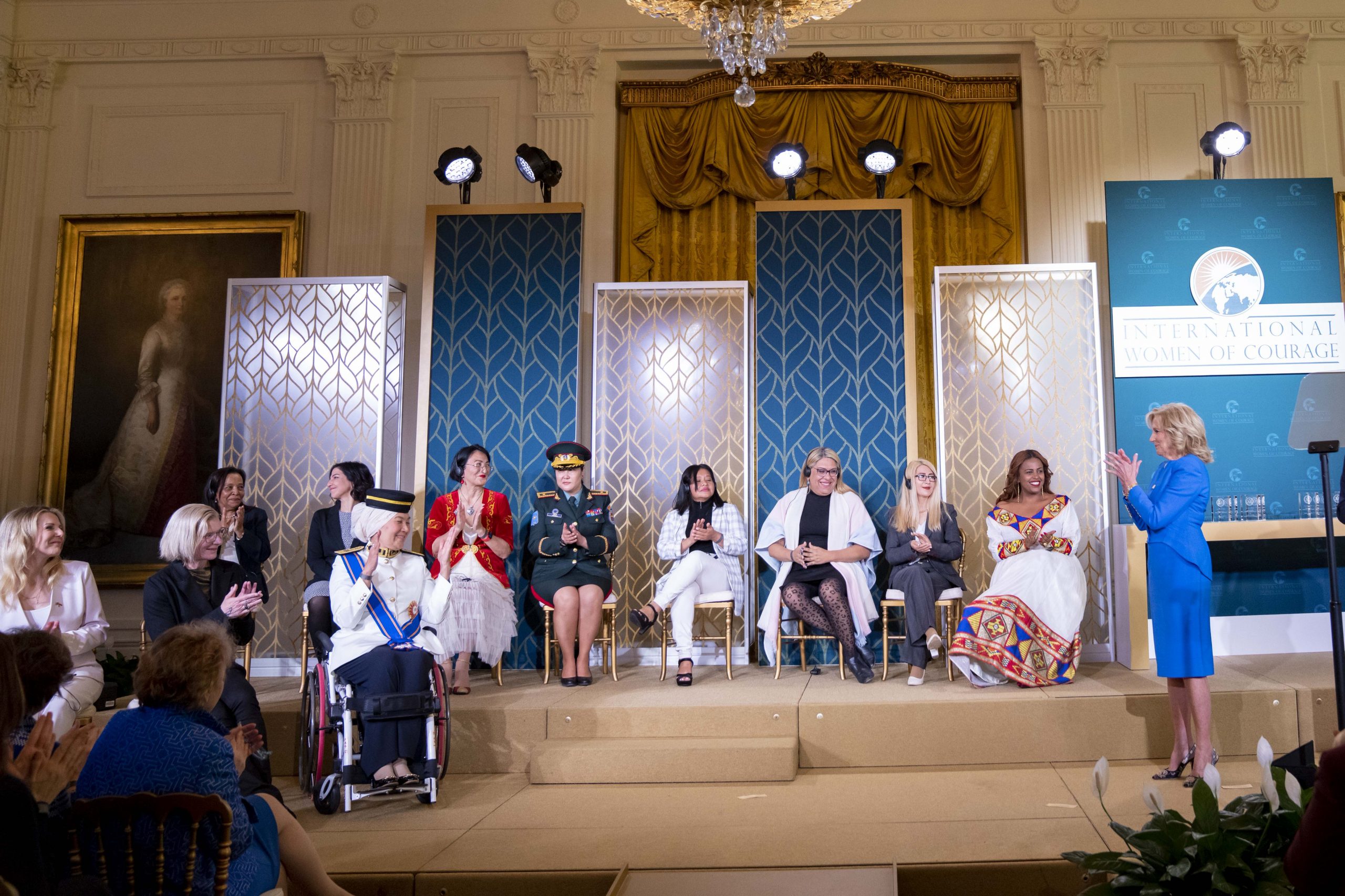 Jill Biden premia a 11 mujeres “valientes” de todo el mundo