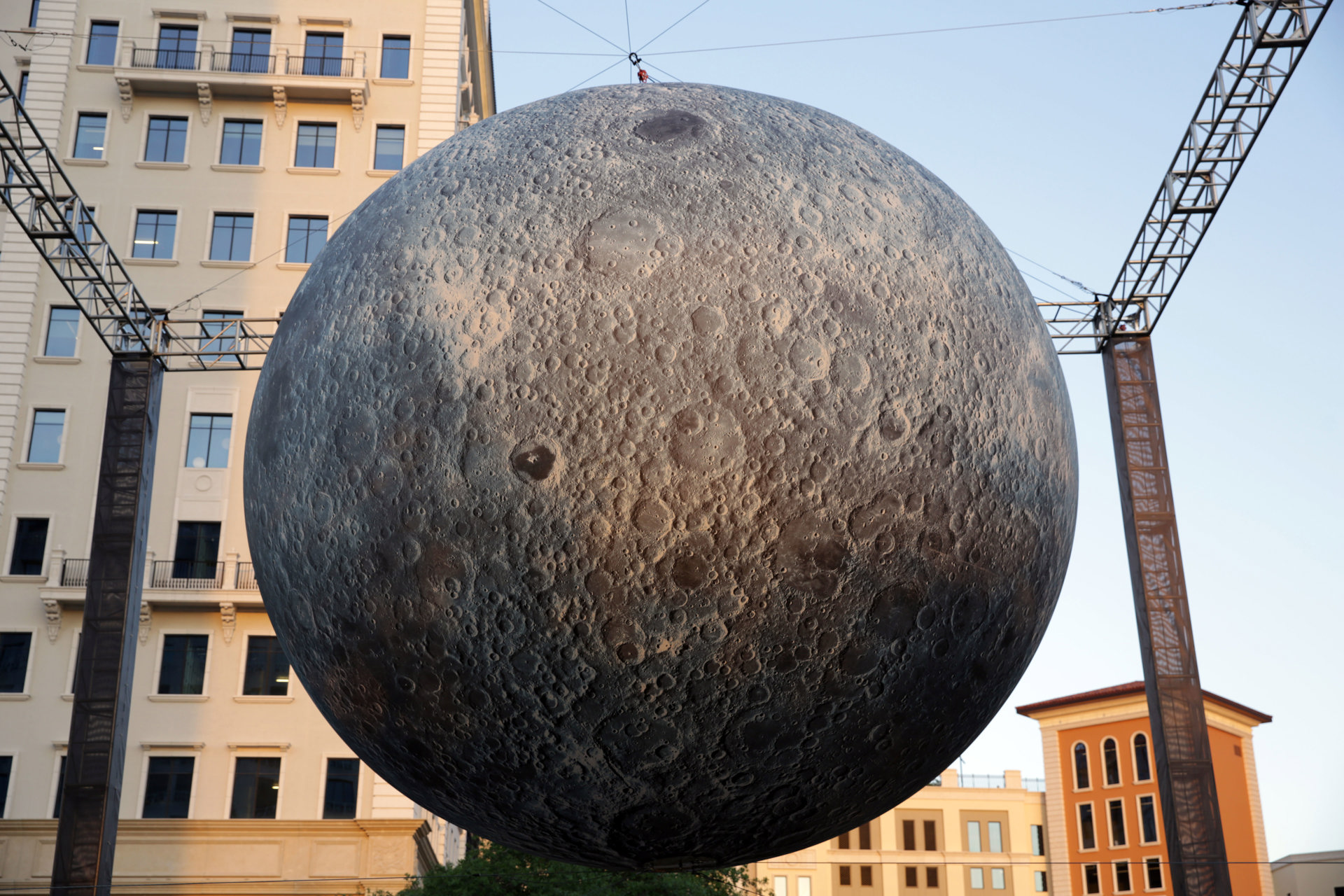 Luke Jerram hace brillar la luna sobre la ciudad de Miami