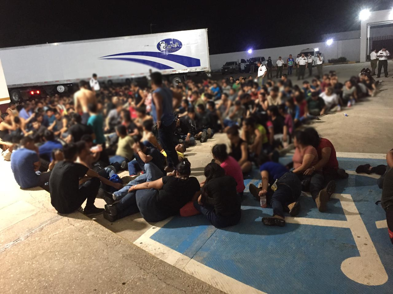Rescatan en Veracruz a 343 migrantes abandonados en un tráiler Rescatan en Veracruz a 343 migrantes abandonados en un tráiler