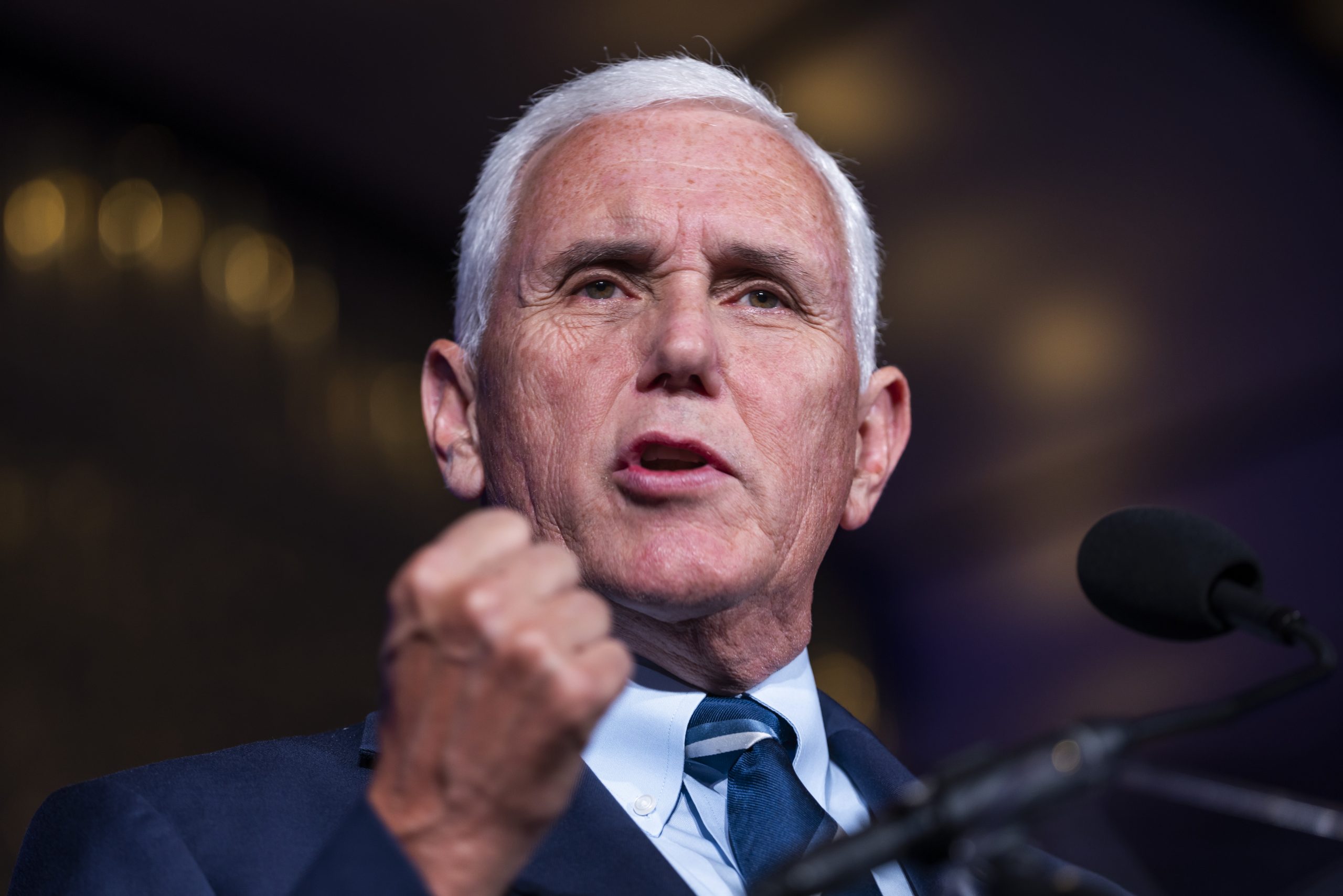 Mike Pence califica la imputación de Trump de “persecución política”