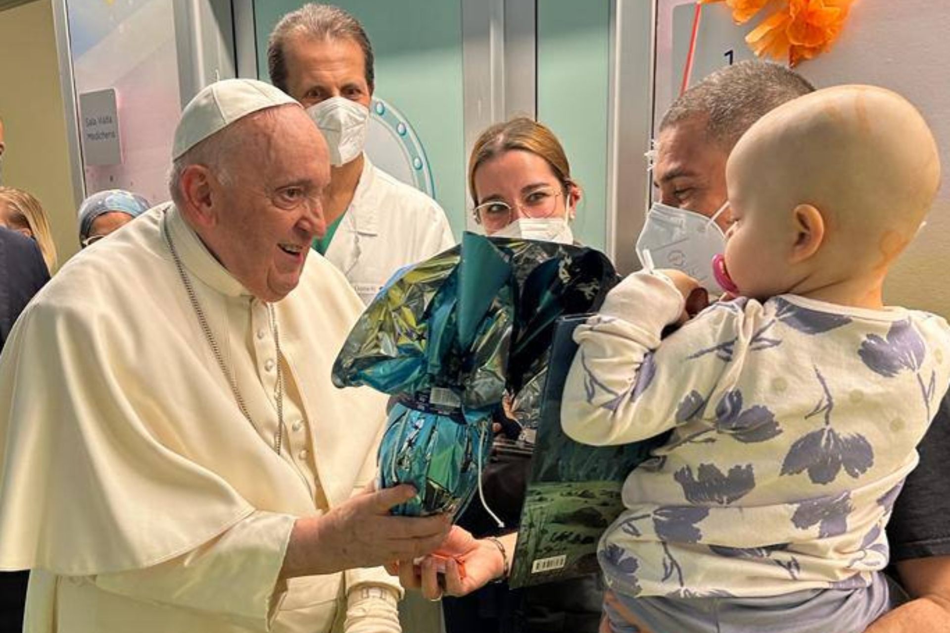 Papa Francisco visita a niños y bautiza a bebé durante su ingreso hospitalario Papa Francisco visita a niños y bautiza a bebé durante su ingreso hospitalario