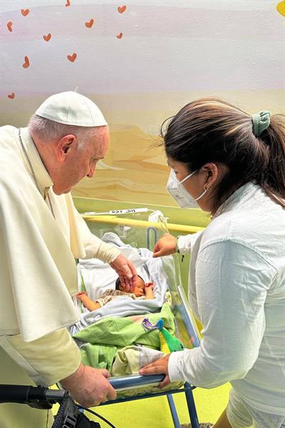 Papa Francisco visita a niños y bautiza a bebé durante su ingreso hospitalario - papa-francisco-visita-a-ninos-y-bautiza-a-bebe-durante-su-ingreso-hospitalario