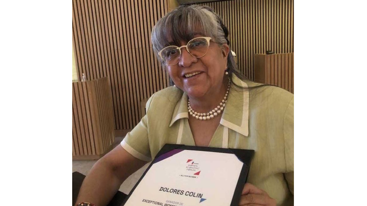 Reconocen trayectoria de Dolores Colín