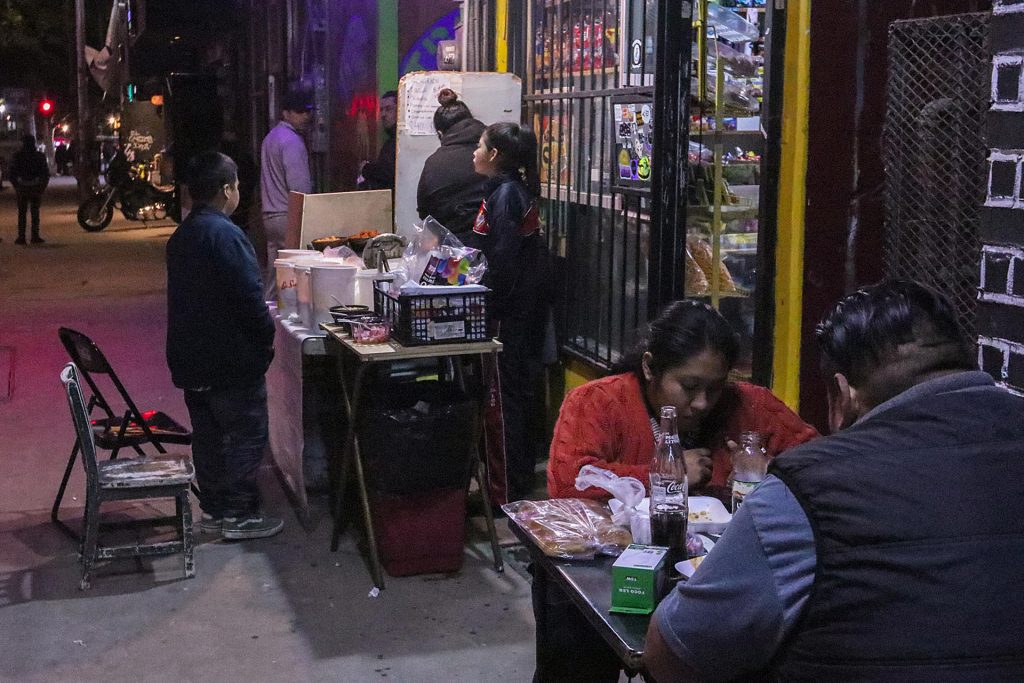 Familia mexicana desplazada por violencia triunfa con comida en la frontera - tijuana-familia-desplazada-comida-desplazados-2-1024x683