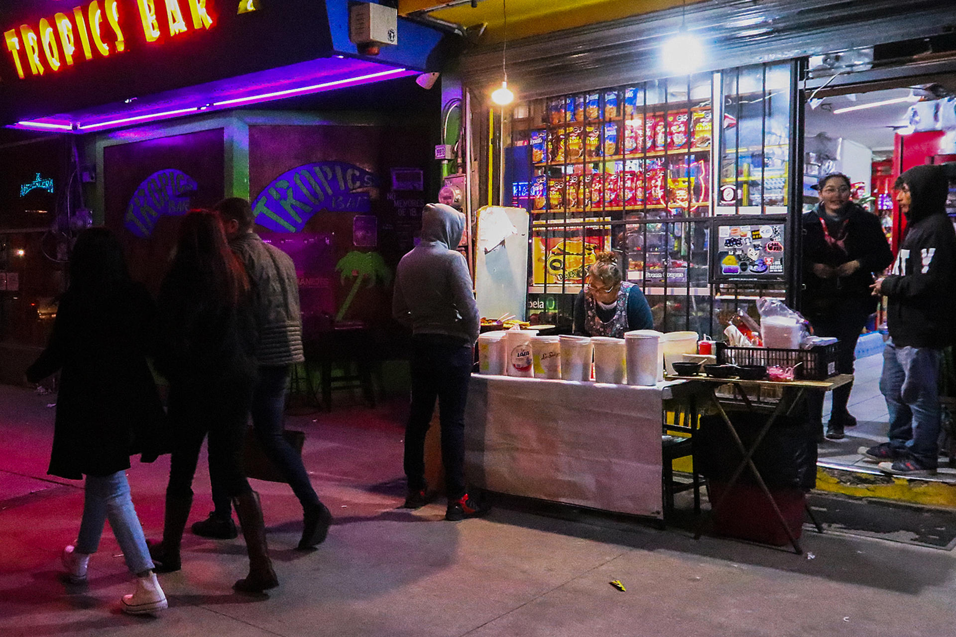 Familia mexicana desplazada por violencia triunfa con comida en la frontera