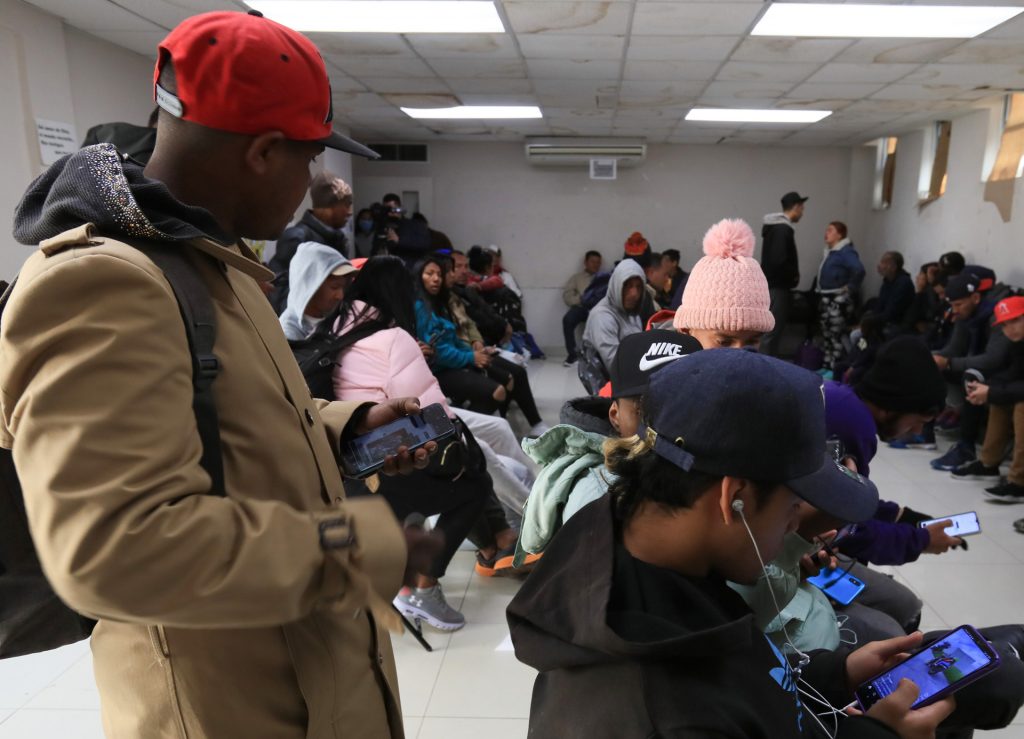 Tras desalojo violento en Ciudad Juárez, migrantes denuncian intimidación y robos por parte de policías - tras-desalojo-violento-en-ciudad-juarez-migrantes-denuncian-intimidacion-y-robos-de-policias-1024x739