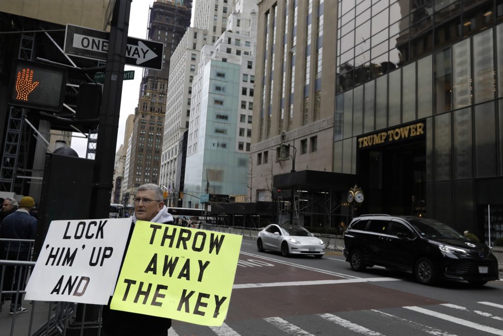 Trump viajará a Nueva York y comparecerá el martes ante juez - trump-viajara-a-nueva-york-y-comparecera-el-martes-ante-juez-2-1024x684