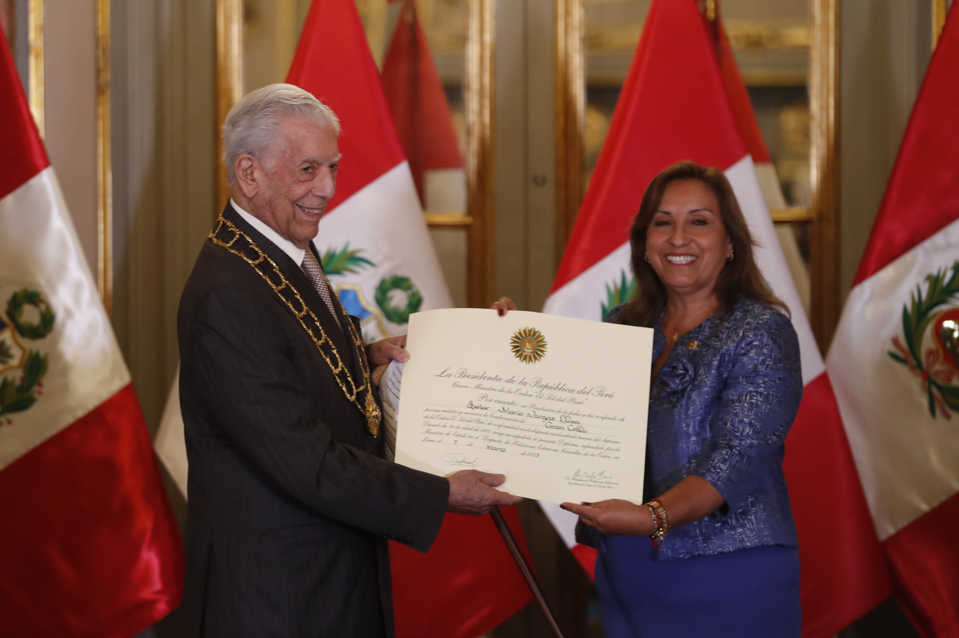 Vargas Llosa Recibe La Máxima Distinción En Perú Y Respalda A La ...