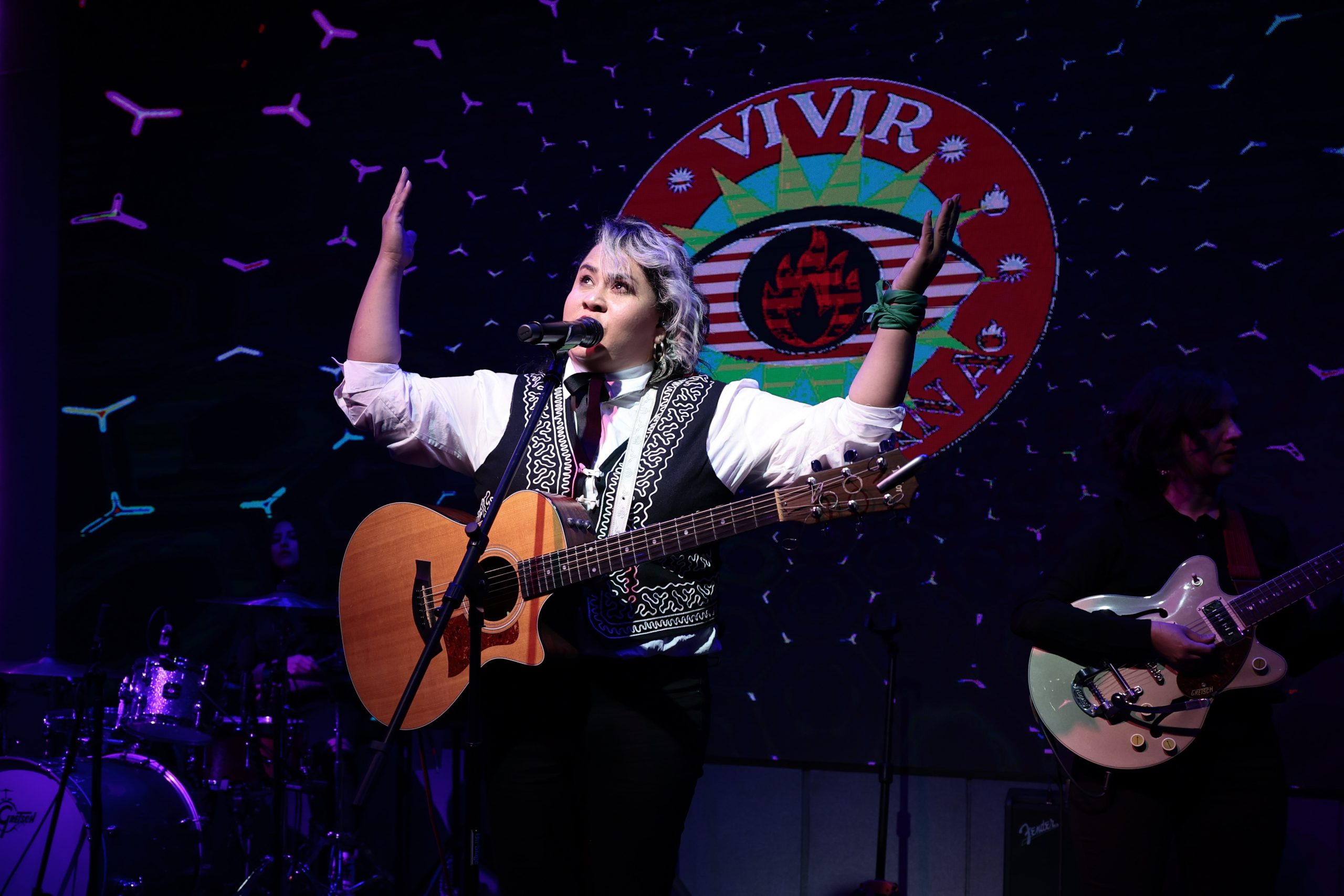 Vivir Quintana asegura en su nueva canción que toda mujer merece un buen amor