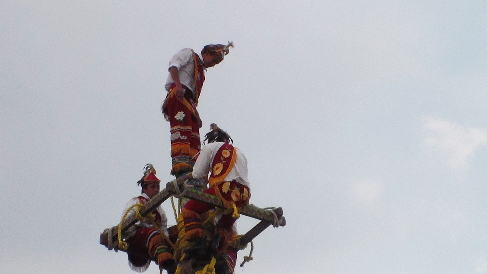 Voladora de Papantla muere al caer durante la Feria de las Flores en Puebla
