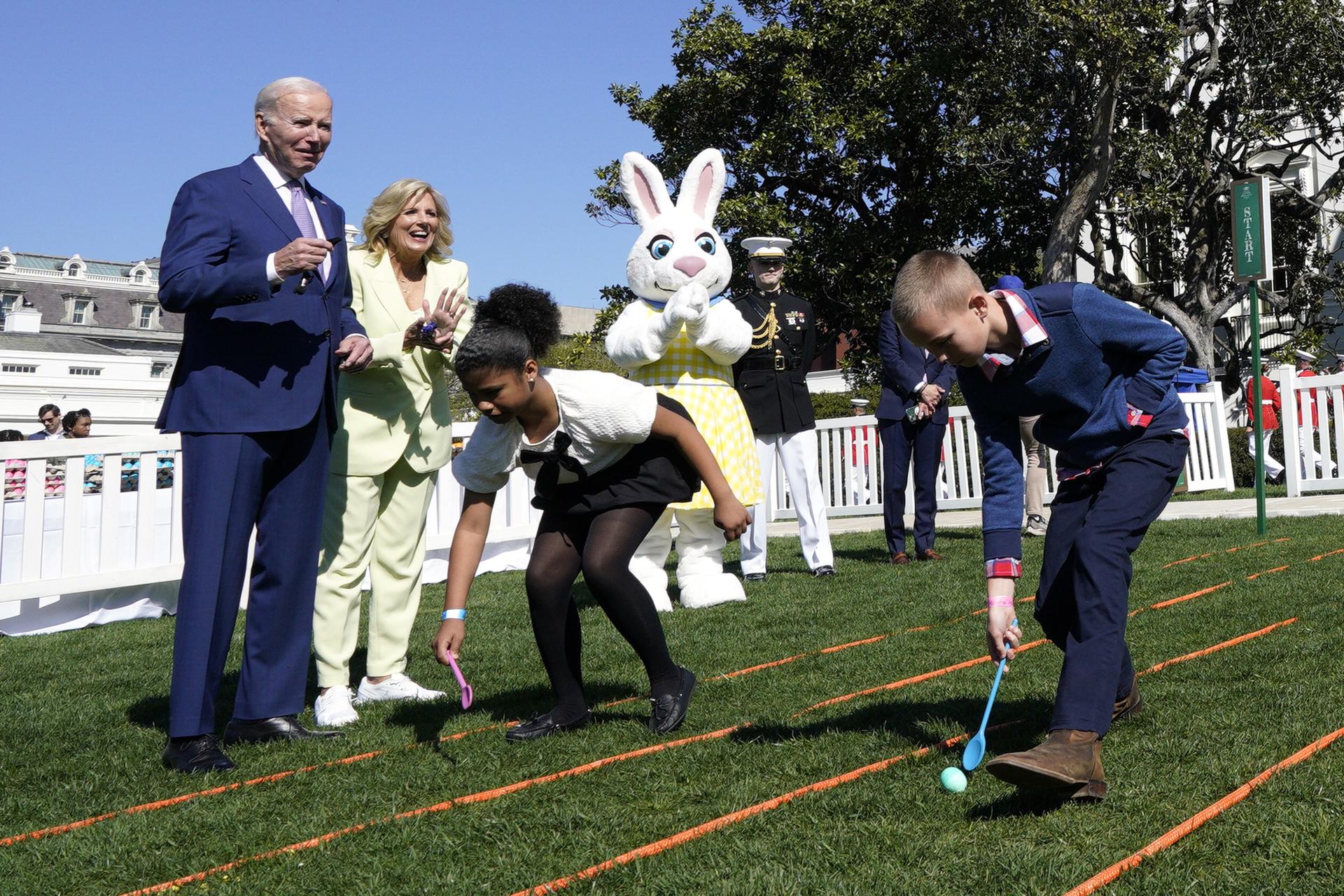 Los Biden buscan huevos de Pascua en la Casa Blanca con decenas de niños Los Biden buscan huevos de Pascua en la Casa Blanca con decenas de niños